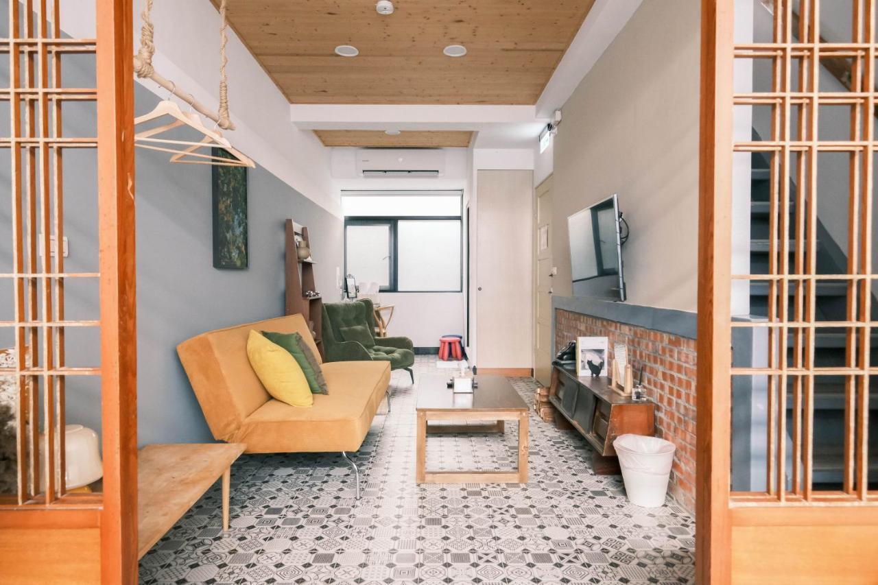 South Gate Home Stay ไถหนาน ภายนอก รูปภาพ