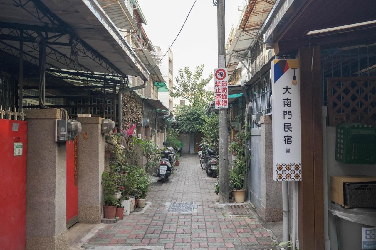 South Gate Home Stay ไถหนาน ภายนอก รูปภาพ